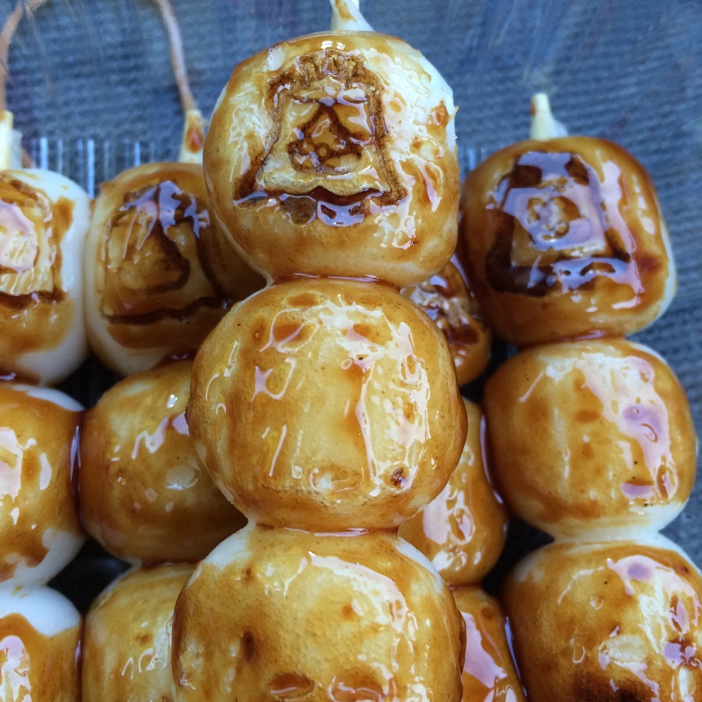 おだんごに焼印　ざおうさま